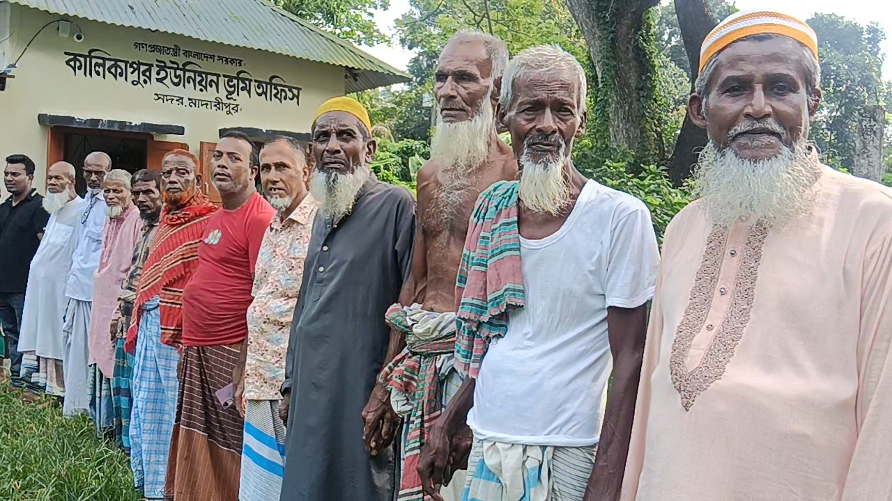 ভোটকেন্দ্র সরানোর উদ্যোগে ক্ষোভ, সাত গ্রামের মানুষের মানববন্ধন-অনশন
