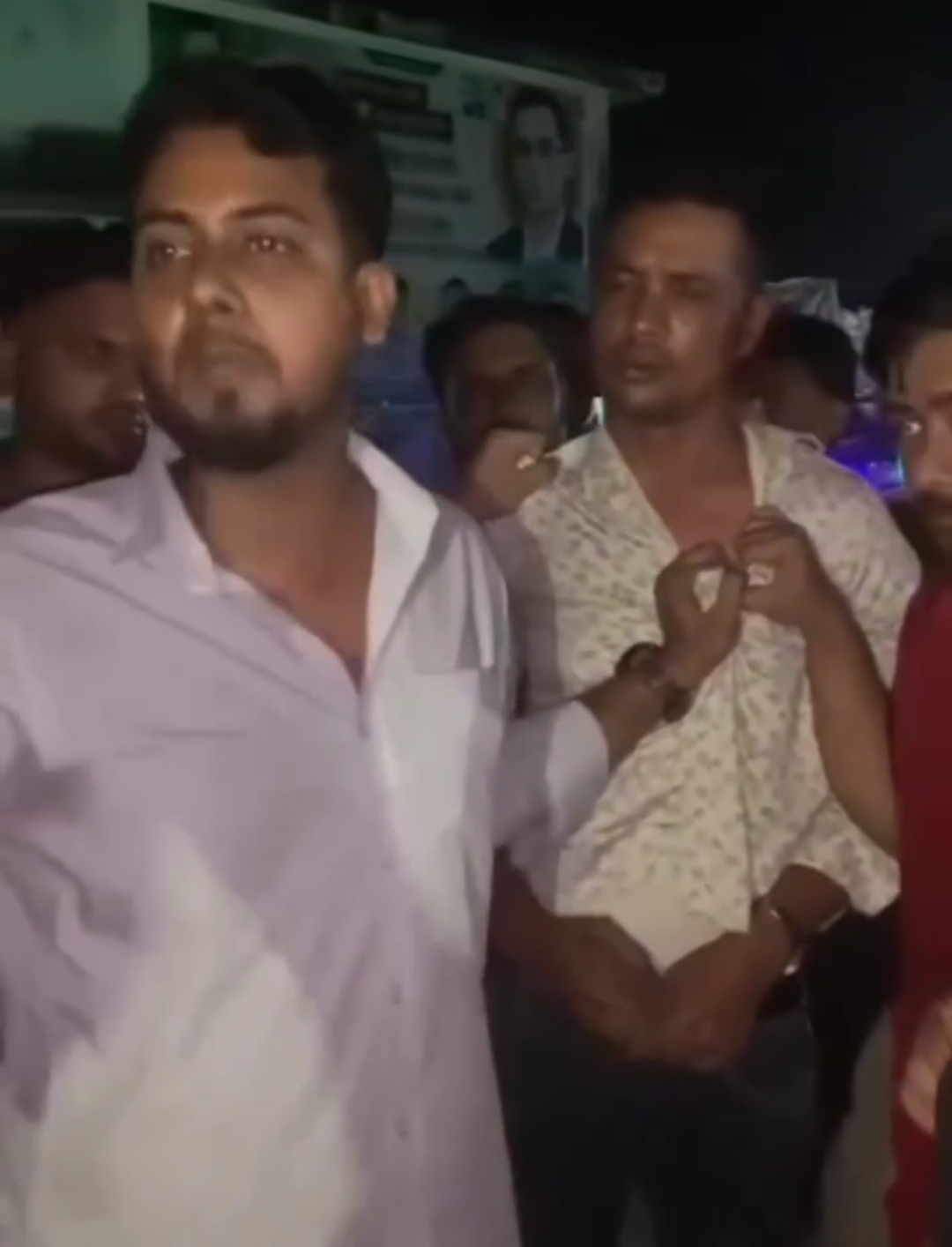 শিবচরে নাশকতার সন্দেহে যুবলীগ নেতা আটক, পুলিশের কাছে হস্তান্তর,মোবাইলে নাশকতাসংক্রান্ত ছবি-ভিডিও থাকার দাবি ছাত্রদল নেতাকর্মীদের
