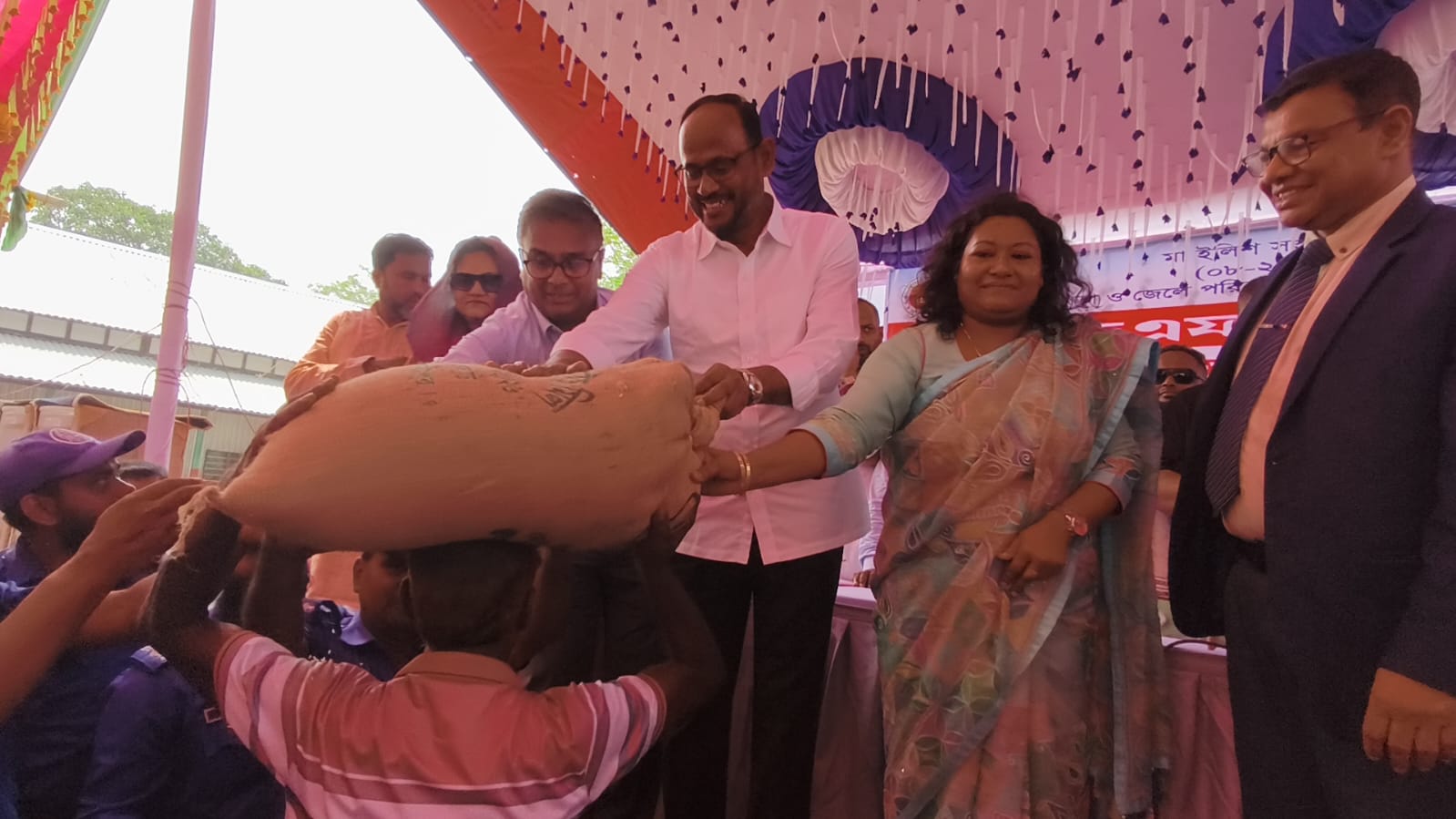 ২২ দিন ইলিশ ধরা বন্ধ, শিবচরে ১৫১ জেলের মাঝে চাল বিতরণ
